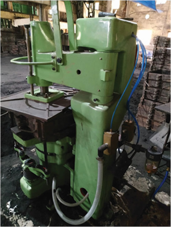 MOULDING MACHINE